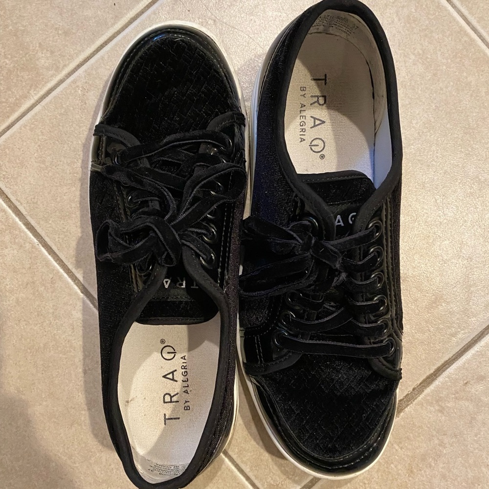 TRAQ by Algeria womens sneakers size 7